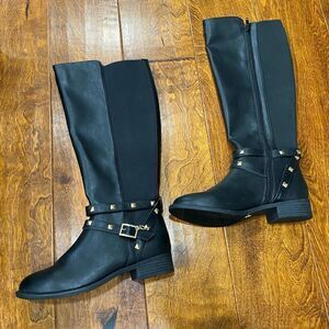 Super Cute Black Boots W/âGold Accent